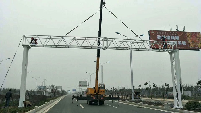 公路龙门架架体的安装 公路龙门架架体的安装